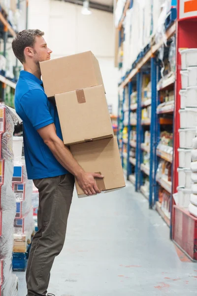 Worker carrying boxes in warehouse — Stock Photo, Image