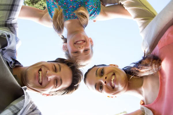 Família feliz no parque juntos — Fotografia de Stock