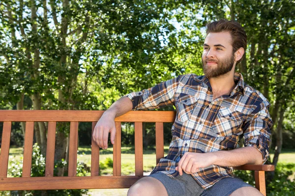 Knappe hipster ontspannen in het park — Stockfoto