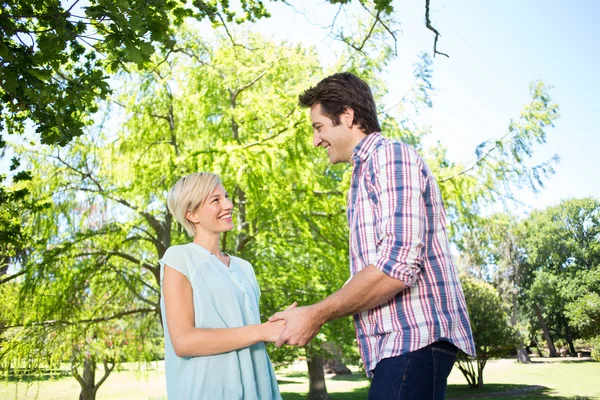 Leuk paar houden hun handen — Stockfoto