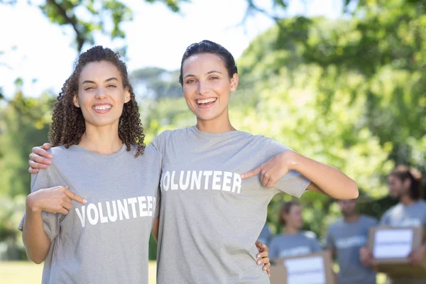 Felices voluntarios en el parque —  Fotos de Stock