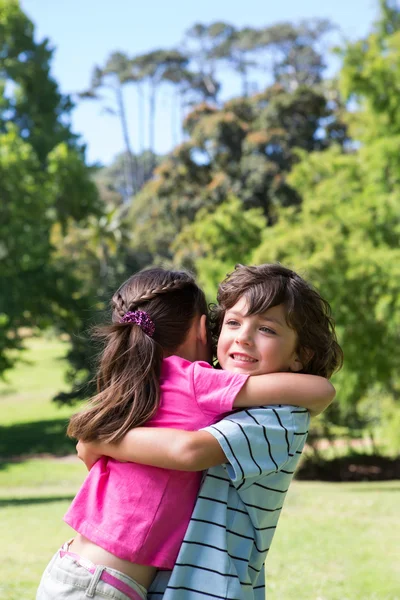 Hermanos pequeños abrazándose unos a otros —  Fotos de Stock