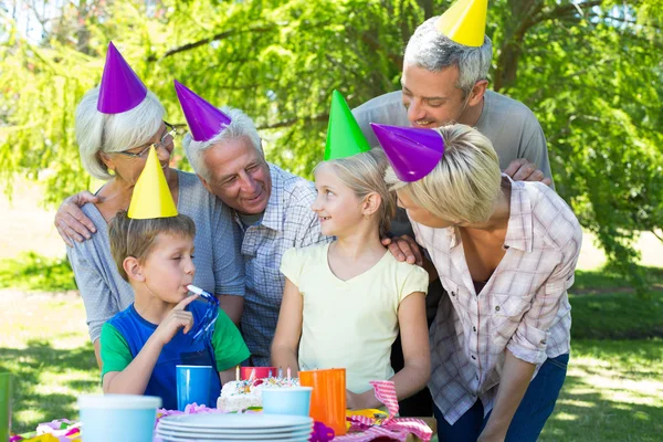 Famiglia felice che festeggia un compleanno — Foto Stock