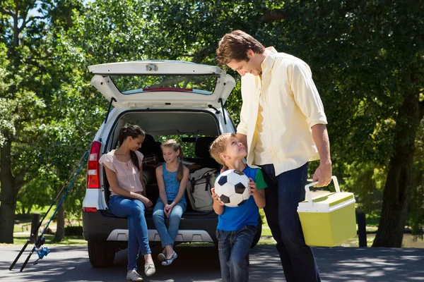 Familie klaar voor road trip — Stockfoto