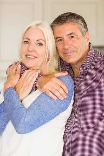 Feliz pareja madura sonriendo juntos —  Fotos de Stock