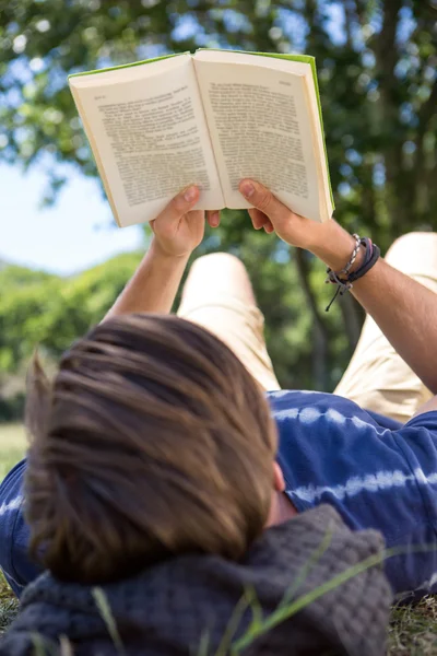 Hübscher Hipster liest Buch im Park — Stockfoto