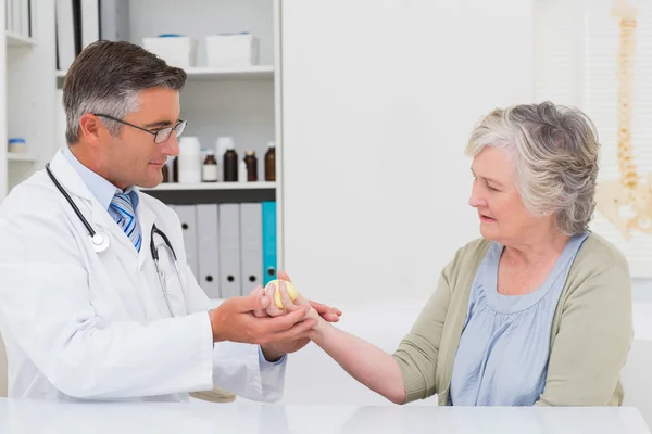 Manliga läkare medhjälpande kvinnlig patient — Stockfoto