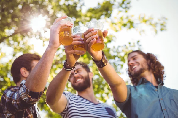 Hipster vänner har en öl tillsammans — Stockfoto