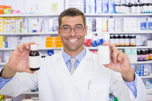 Farmacêutico mostrando frasco de medicamentos — Fotografia de Stock