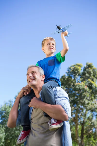 Far og sønn har det gøy. – stockfoto