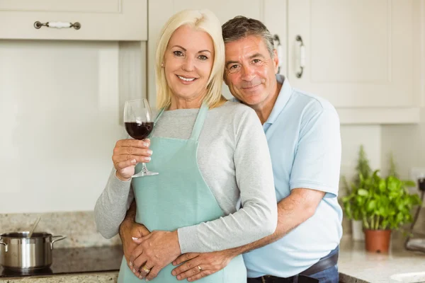 Couple d'âge mûr souriant à la caméra — Photo