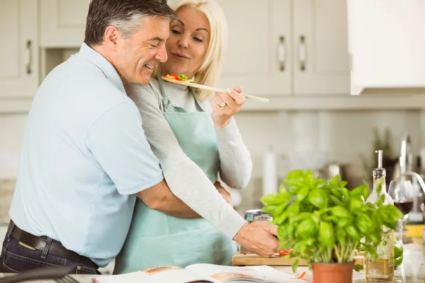 Coppia preparazione pasto vegetariano insieme — Foto Stock