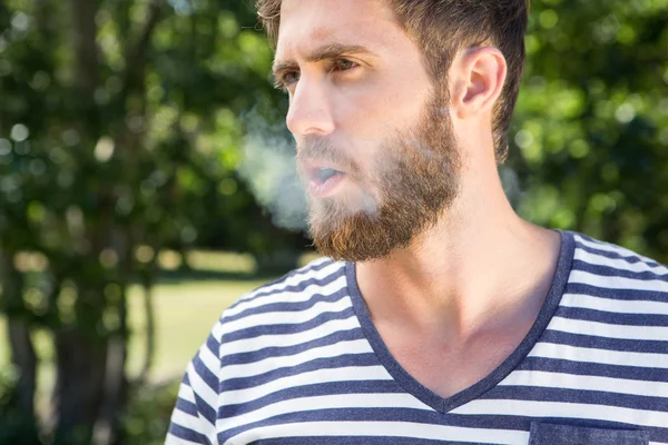 Hipster smoking electronic cigarette — Stock Photo, Image