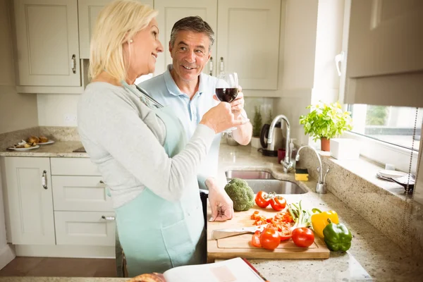 Casal preparando legumes juntos — Fotografia de Stock