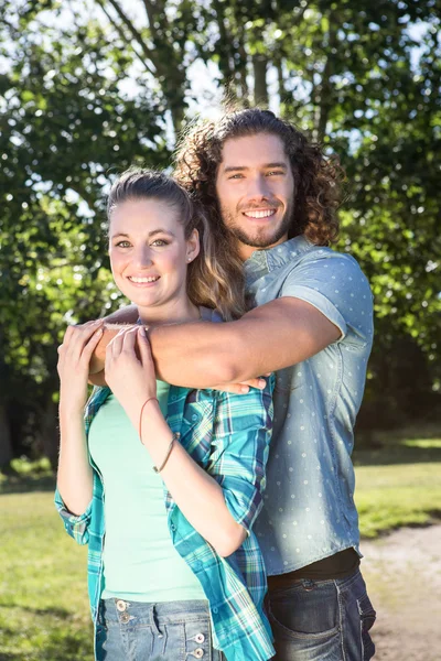 Linda pareja sonriendo a la cámara — Foto de Stock