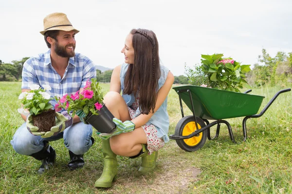 Heureux jeune couple jardinage ensemble — Photo