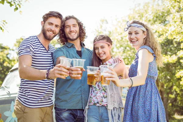 Hipster vänner har en öl tillsammans — Stockfoto