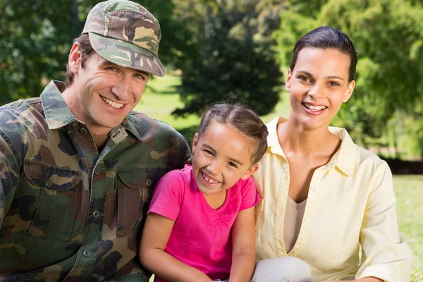 Bonito soldado reunido com a família — Fotografia de Stock