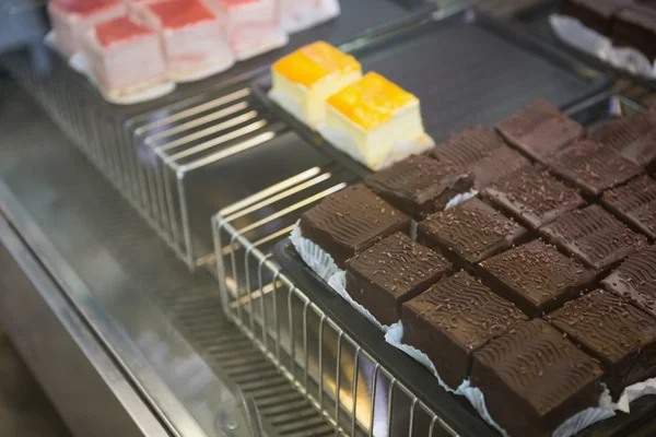 Brownies und Scheiben Käsekuchen — Stockfoto