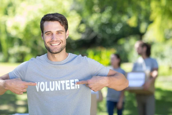 Parkta mutlu gönüllü — Stok fotoğraf