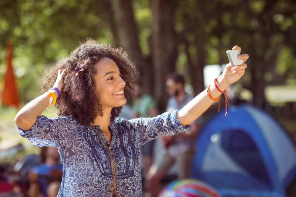 Jolie hipster prendre un selfie — Photo