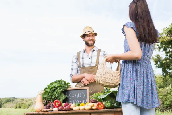 Agricultor que vende os seus produtos biológicos — Fotografia de Stock