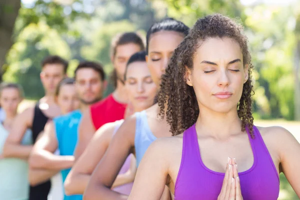 Fitness groep doen yoga in park — Stockfoto