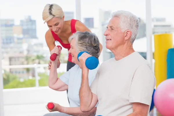 Senior man lifting dumbbells — Stock Photo, Image