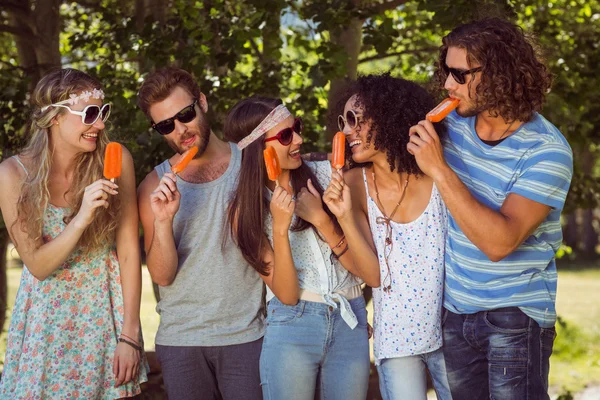 Hipster amigos disfrutando de hielo lollies — Foto de Stock