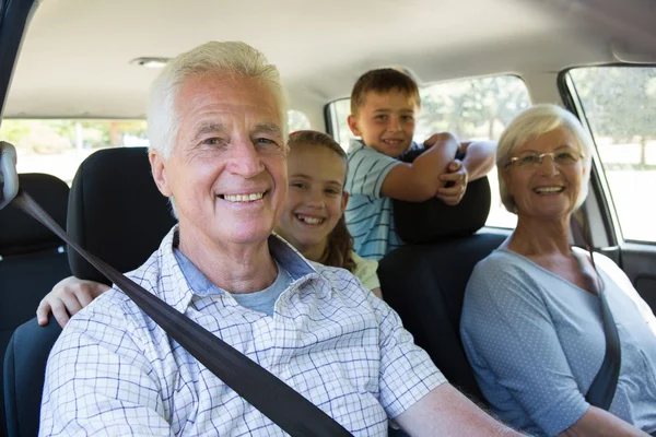 Grandparents going on road trip with grandchildren — Stock Photo, Image