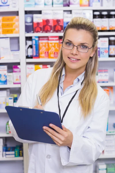 Pharmacist writing on clipboard — Stock Photo, Image