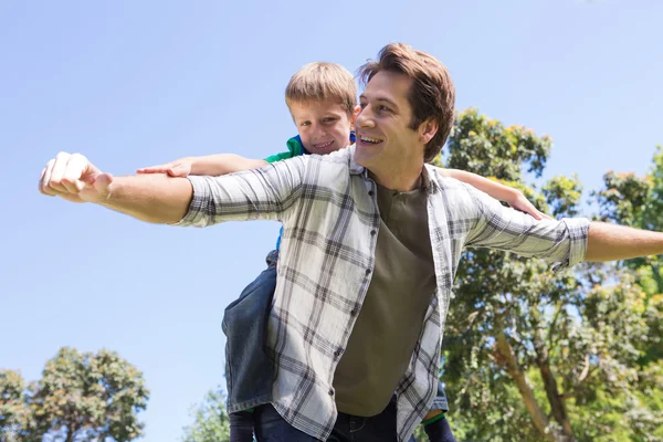 Pai e filho se divertindo no parque — Fotografia de Stock