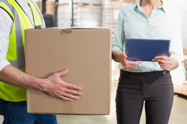 Operaio che trasporta scatola con manager — Foto Stock