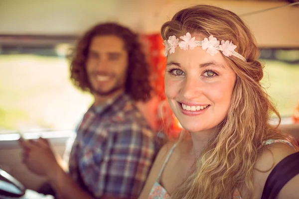 Hipster pareja en viaje por carretera — Foto de Stock