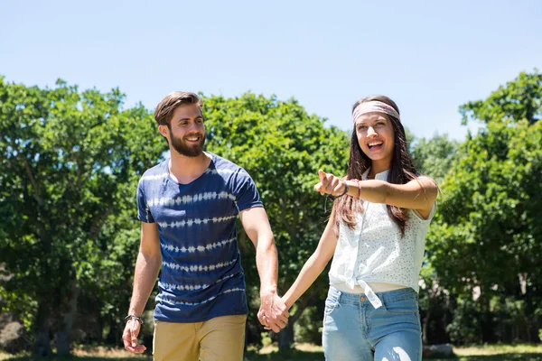 Hipster couple walking in the park — Stock Photo, Image