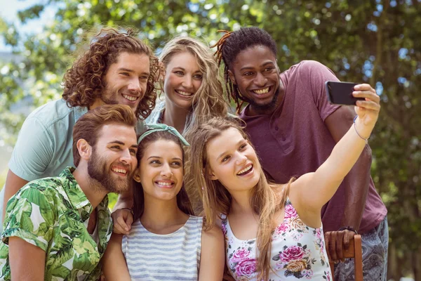 Glada vänner att ta en selfie — Stockfoto