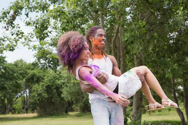 Amigos divirtiéndose con pintura en polvo — Foto de Stock