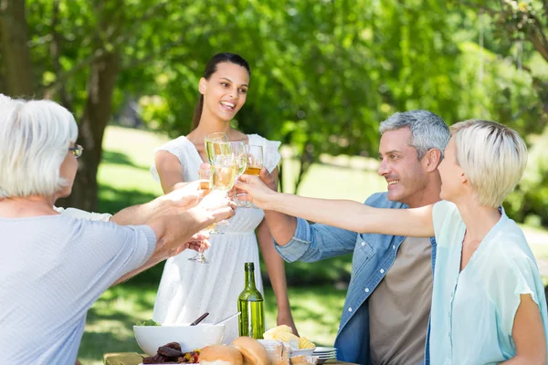 Morena brindis con su familia —  Fotos de Stock