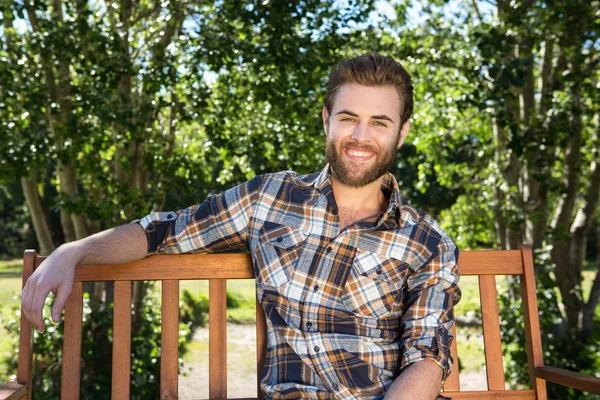 Guapo hipster relajándose en el parque —  Fotos de Stock