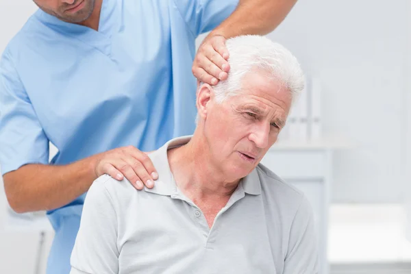 Fysiotherapeut fysiotherapie geven patiënt — Stockfoto