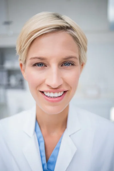 Doctora sonriendo — Foto de Stock