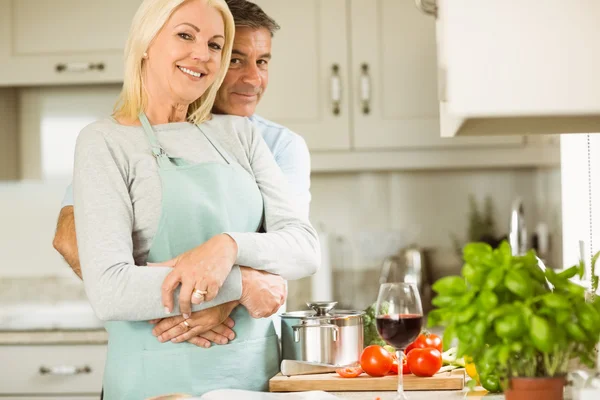 Coppia preparazione pasto vegetariano insieme — Foto Stock