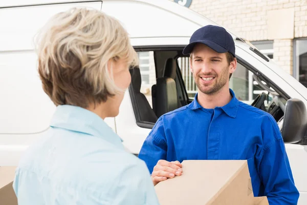 Delivery driver passing parcel to customer — Stock Photo, Image
