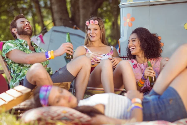 Happy hipsters avkopplande på campingen — Stockfoto