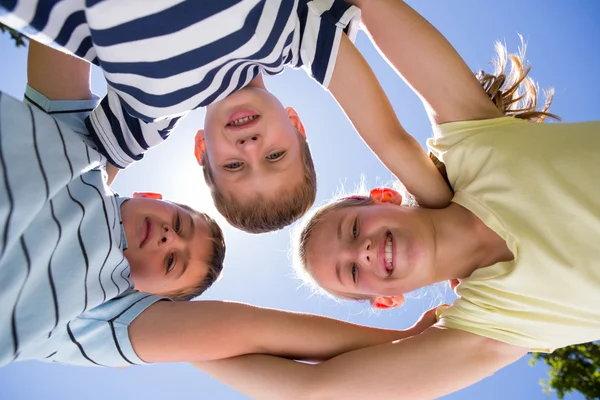 Gelukkig broers en zussen glimlachen op camera samen — Stockfoto