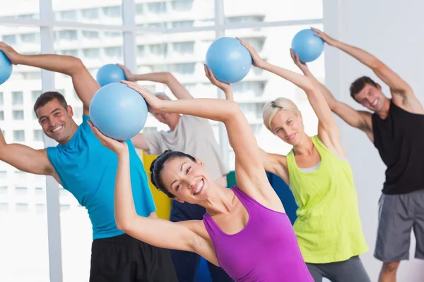 Instrutor com exercício de classe com bolas de fitness — Fotografia de Stock