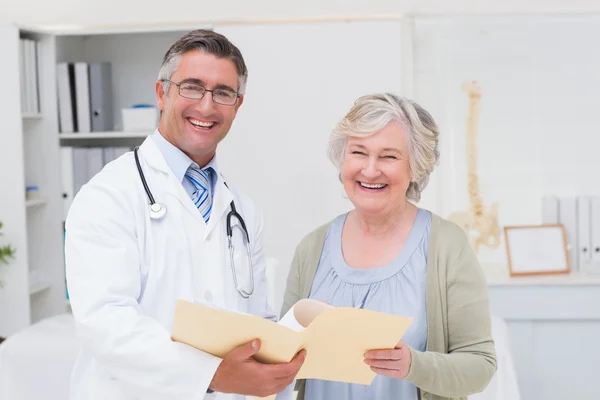 Médico y paciente con informes —  Fotos de Stock