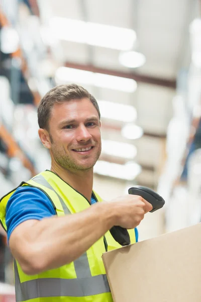 Lächelnde Handarbeiter scannen Verpackung — Stockfoto