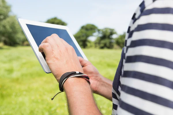 Homme utilisant une tablette dans le parc — Photo