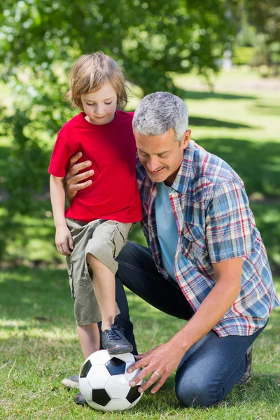 Père jouant au ballon avec son fils — Photo